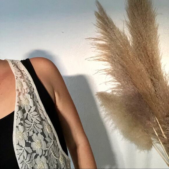 ANTHROPOLOGIE MOYNA Tiered Ruffle Back White Cream Beaded Lace Floral Vest M - Picture 4 of 8